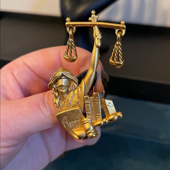*RARE* AJC Gold-Tone Lady Justice “Appeal” Legal Brooch - Picture 8 of 8